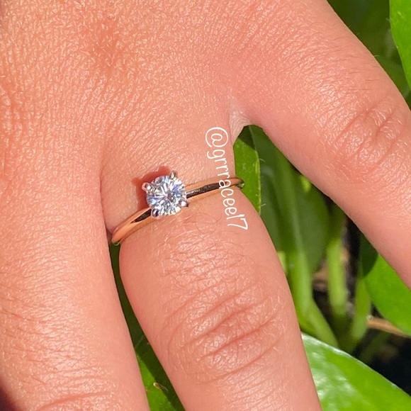 Gorgeous😍 14KT Solitaire Diamond engagement ring💍💎✨ - Picture 3 of 17